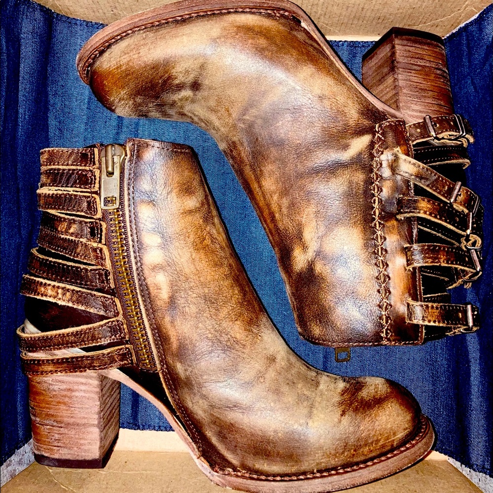 Size 10 in women’s Freebird “Hermosa”. Distressed brown leather. Brand NIB